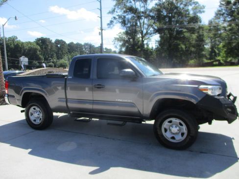 Used 2017 Toyota Tacoma SR5 AWD/4WD image 9