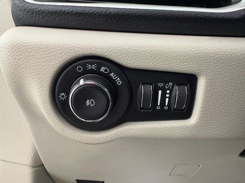 Used 2022 Chrysler Pacifica Touring-L FWD image 16