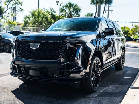 Used 2026 Cadillac Escalade ESV V w/ LPO, ONYX Package AWD/4WD image 4