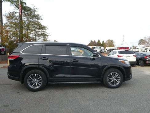 Used 2019 Toyota Highlander XLE image 4