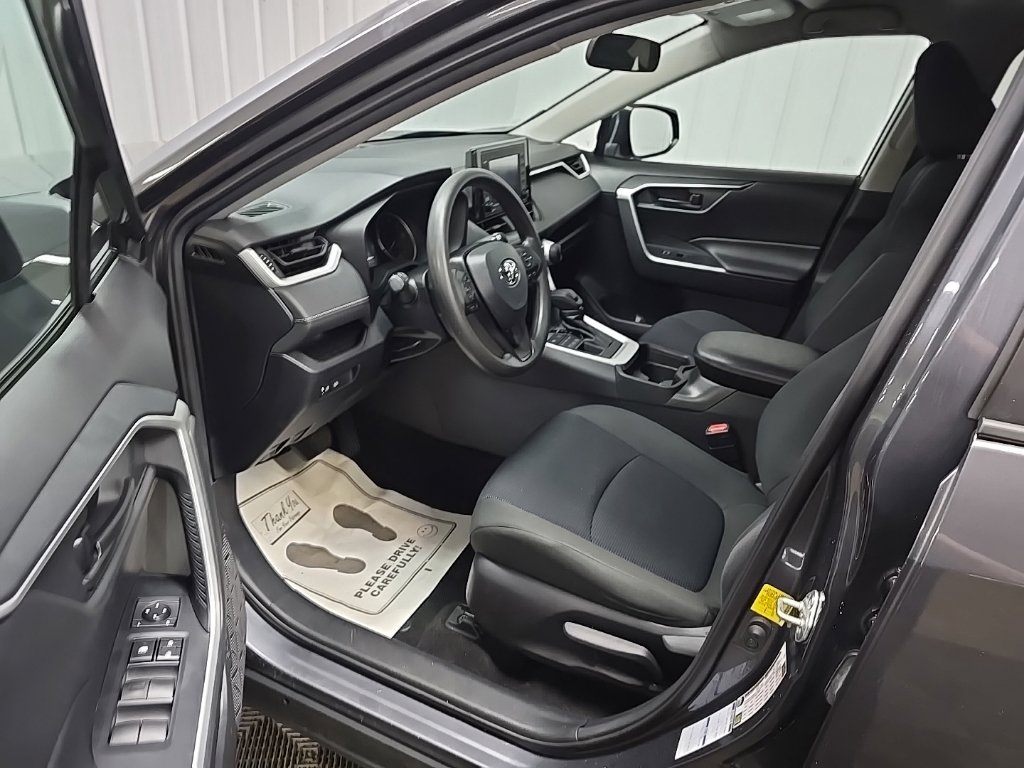 Used 2021 Toyota RAV4 LE AWD/4WD image 28