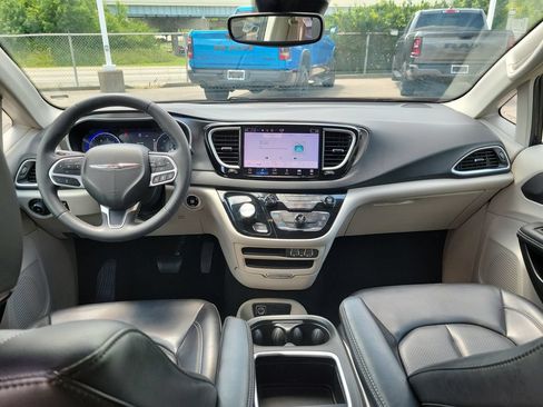 Used 2023 Chrysler Pacifica Touring-L FWD image 10
