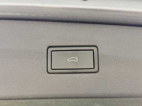 Used 2022 Volkswagen Tiguan SE w/ Panoramic Sunroof Package image 11