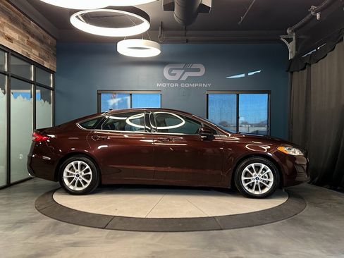 Used 2019 Ford Fusion SE image 2