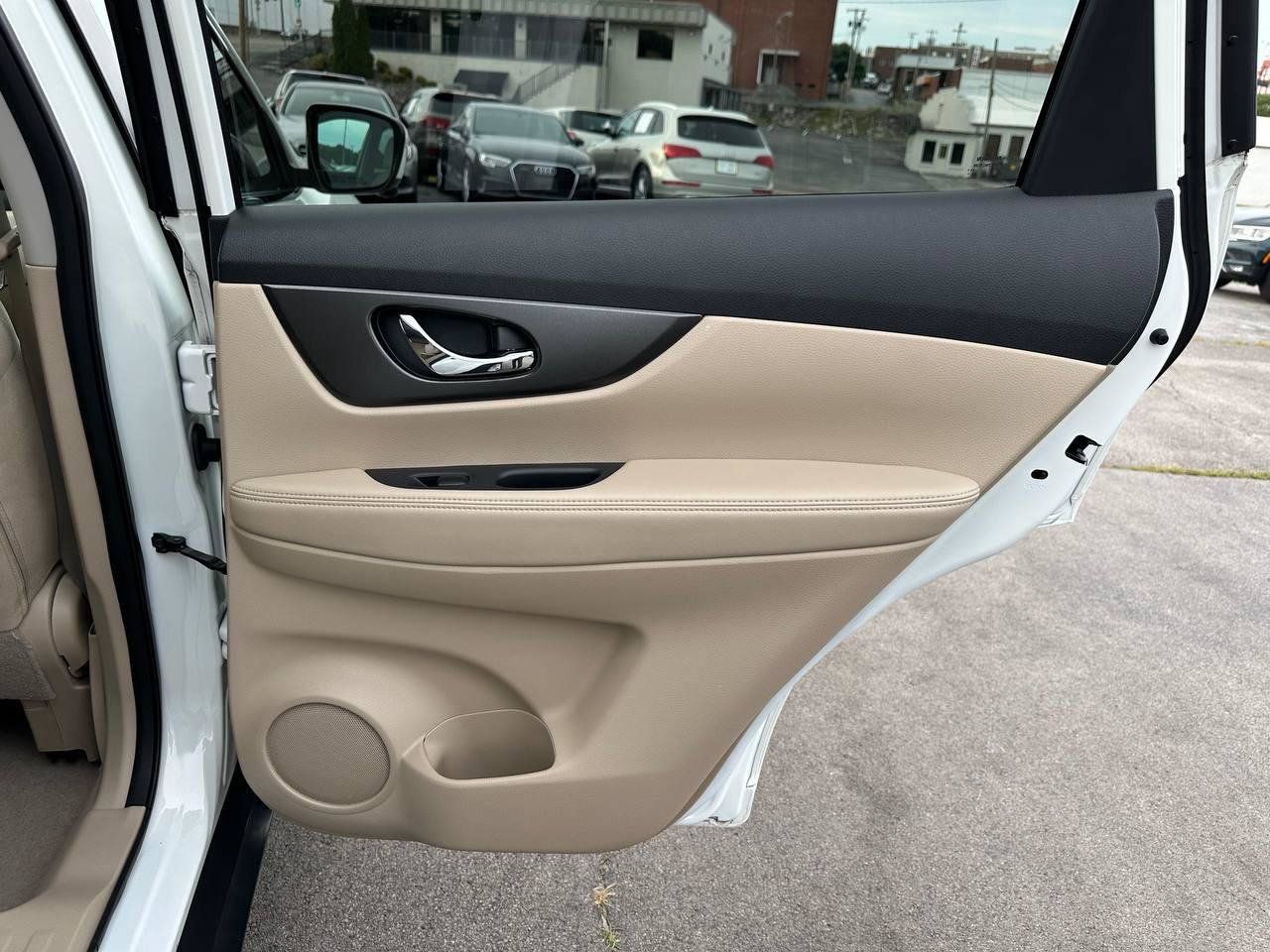Used 2015 Nissan Rogue SV w/ SV Premium Package FWD image 35