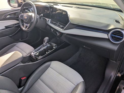 Used 2025 Chevrolet Trax LT w/ LT Convenience Package image 29