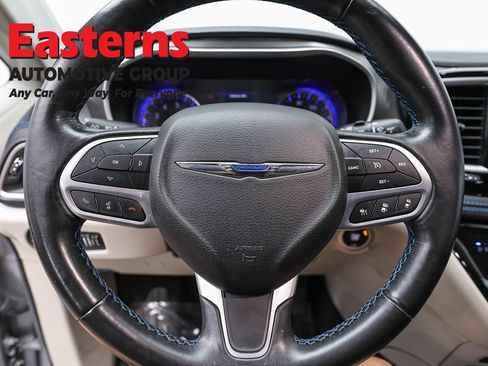 Used 2021 Chrysler Pacifica Touring-L FWD image 10