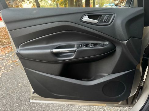 Used 2017 Ford Escape SE image 10