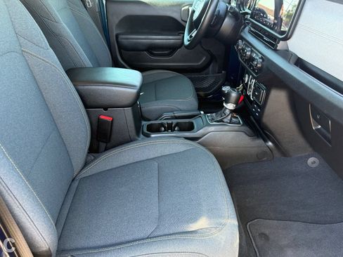 Used 2025 Jeep Gladiator Sport AWD/4WD image 29