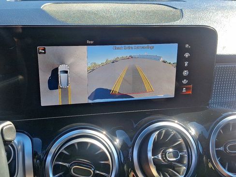 Used 2022 Mercedes-Benz GLB 250 4MATIC image 18