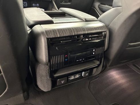 Used 2024 Jeep Wagoneer L Series II w/ Flexible Seating Group AWD/4WD image 19