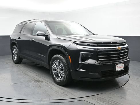 Used 2024 Chevrolet Traverse LT FWD image 2