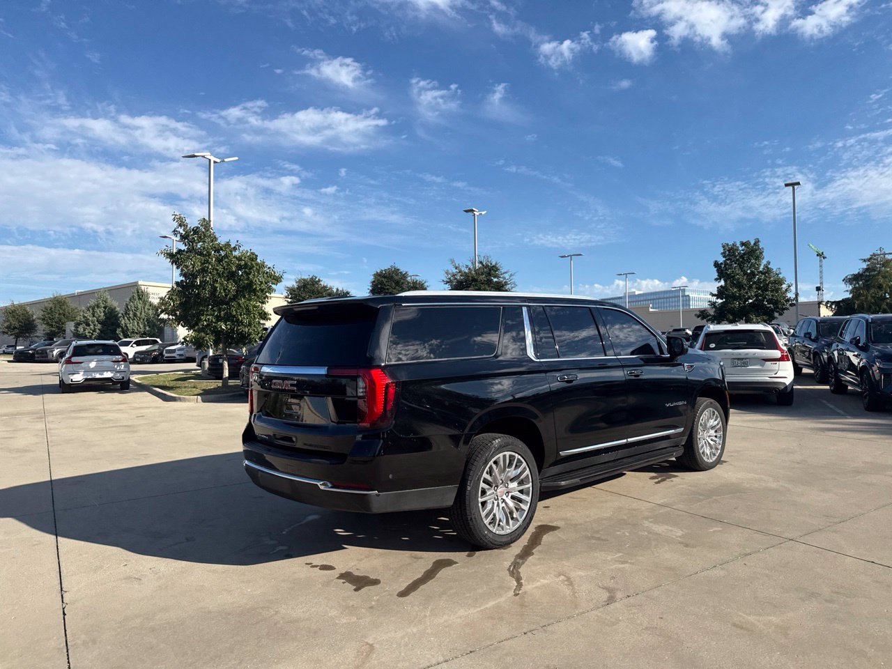Used 2025 GMC Yukon XL Elevation w/ Elevation Premium Package AWD/4WD image 10