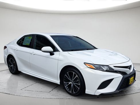 Used 2019 Toyota Camry SE w/ Carpet Mat Package FWD image 1