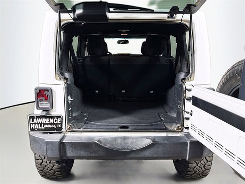 Used 2018 Jeep Wrangler Unlimited Sahara w/ Connectivity Group image 21