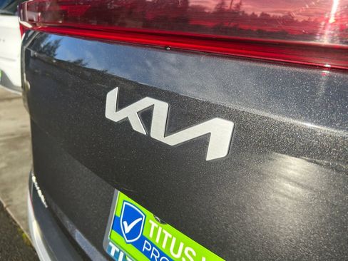Used 2025 Kia Carnival FWD image 32