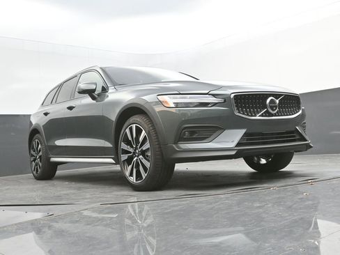 New 2026 Volvo V60 B5 Cross Country Ultra w/ Protection Package Premier AWD/4WD image 36