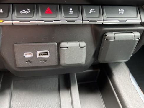 Used 2022 Chevrolet Silverado 3500 High Country image 41