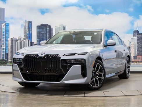 Used 2025 BMW 740i xDrive 740i xDrive w/ Premium Package image 2