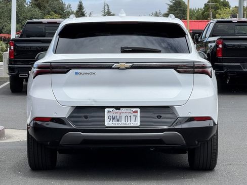 Used 2024 Chevrolet Equinox EV LT FWD image 9