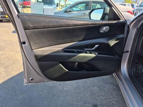 Used 2025 Hyundai Elantra SE image 10