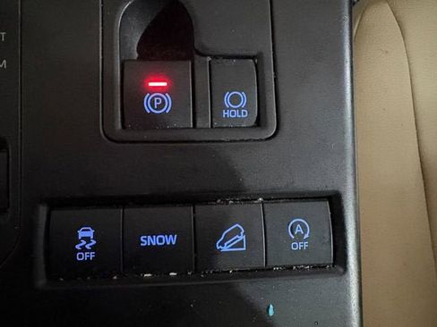 Used 2020 Toyota Highlander XLE image 22