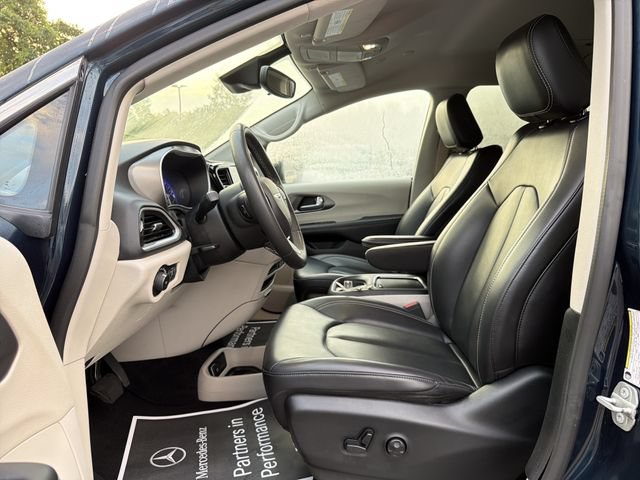 Used 2023 Chrysler Pacifica Touring-L FWD image 11