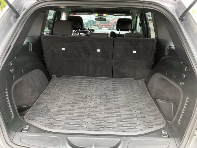 Used 2019 Jeep Grand Cherokee Laredo AWD/4WD image 23