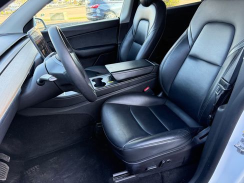 Used 2022 Tesla Model Y Long Range image 6