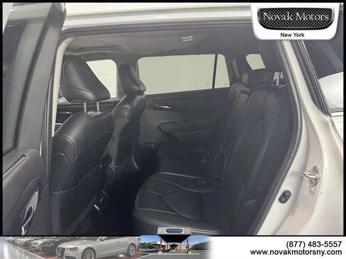 Used 2022 Toyota Highlander XLE image 11