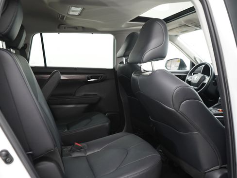 Used 2023 Toyota Highlander Limited image 12