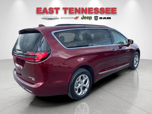 Used 2022 Chrysler Pacifica Limited AWD/4WD image 3