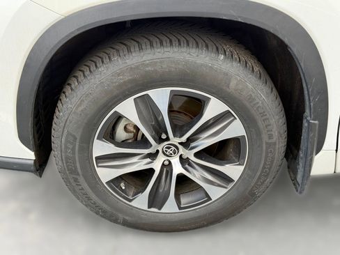 Used 2022 Toyota Highlander XLE image 10