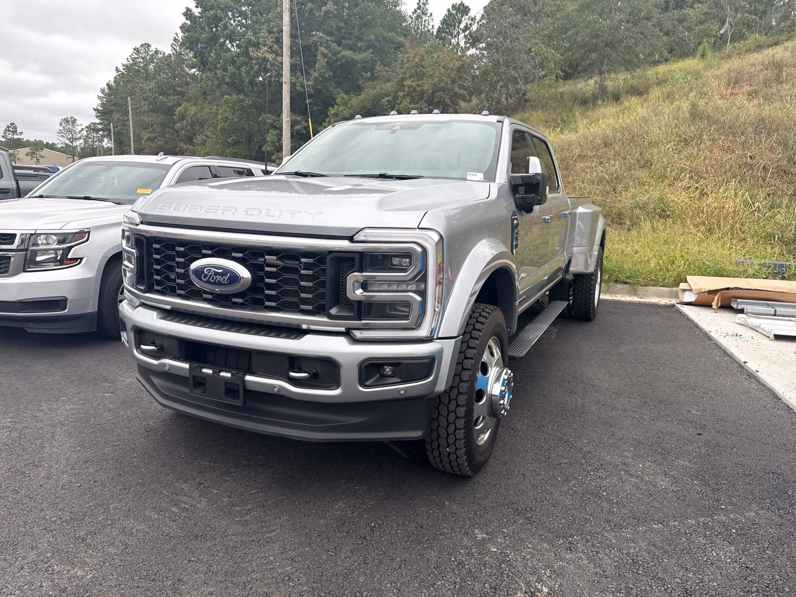 Used 2024 Ford F450 Platinum w/ FX4 Off-Road Package AWD/4WD image 3