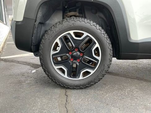Used 2015 Jeep Renegade Trailhawk AWD/4WD image 32