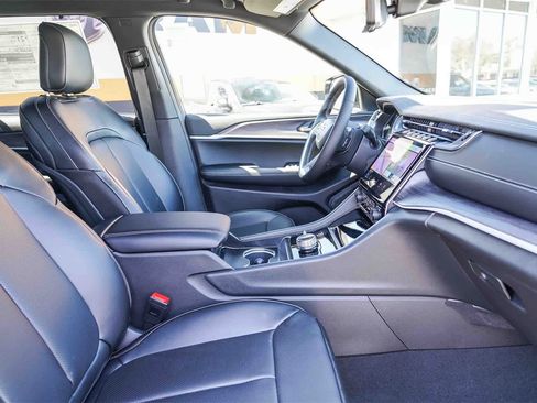 New 2025 Jeep Grand Cherokee L Limited w/ Luxury Tech Group II image 19