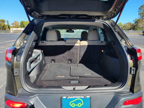 Used 2016 Jeep Cherokee Sport image 7