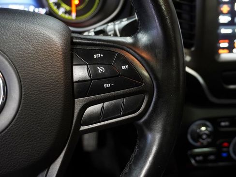 Used 2020 Jeep Cherokee Trailhawk image 25