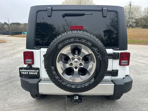Used 2018 Jeep Wrangler Unlimited Sahara w/ Connectivity Group AWD/4WD image 4