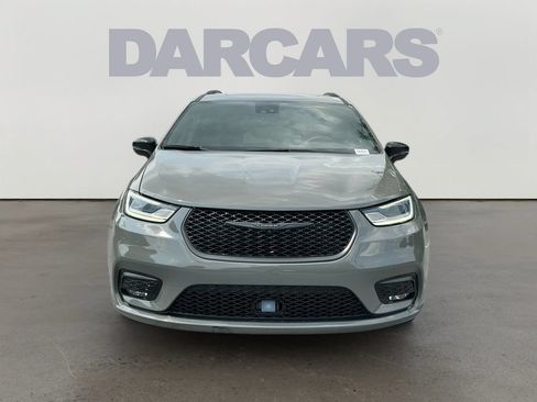Used 2025 Chrysler Pacifica Limited FWD image 2