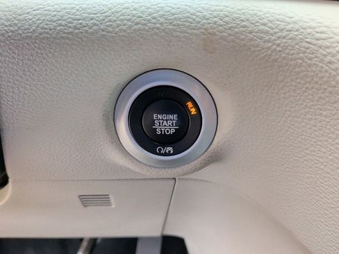 Used 2024 Chrysler Pacifica Limited FWD image 23