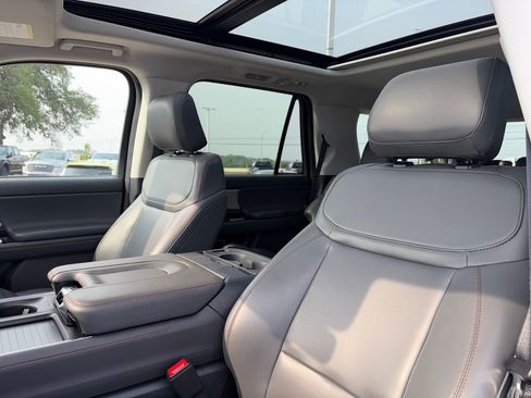 Used 2025 Ford Expedition Active AWD/4WD image 10