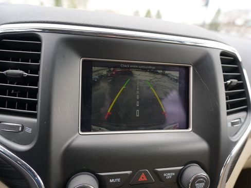 Used 2019 Jeep Grand Cherokee Laredo AWD/4WD image 27