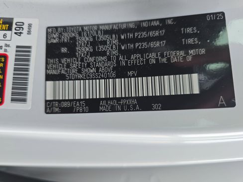 Used 2025 Toyota Sienna XLE image 35