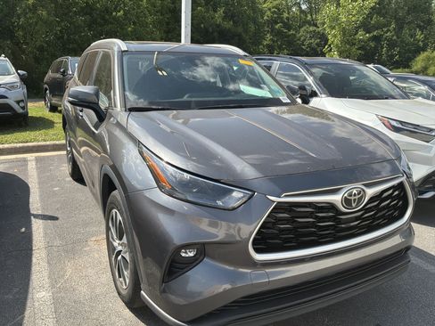 Used 2023 Toyota Highlander XLE FWD image 3