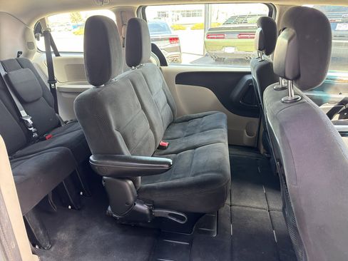 Used 2015 Dodge Grand Caravan American Value Package FWD image 2