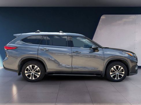 Used 2020 Toyota Highlander XLE AWD/4WD image 6