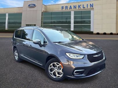 Used 2022 Chrysler Pacifica Limited w/ Uconnect Theater Family Group