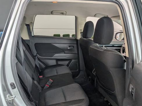 Used 2019 Mitsubishi Outlander SE image 13