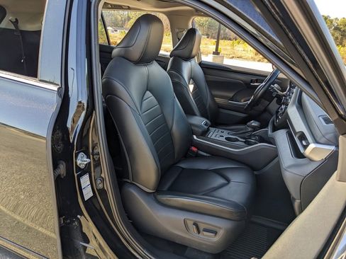 Used 2021 Toyota Highlander XLE image 50